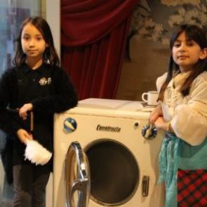 Hazal & Esin mit der neuen Waschmaschine